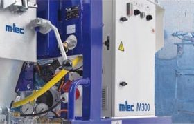 M300 – революционное решение для стройплощадки! Революционная технология M300 позволяет утверждать о начале нового поколения смесительных насосов. „Изюминка“ данной технологии - это новый запатентованный метод, позволяющий оптимально смешивать материалы, сохраняя постоянную консистенцию. Теперь насос не выполняет дополнительных заданий и используется исключительно для подачи материала. Кроме производительности M300 уникальная установка в плане ухода и обслуживания. Применение ПУ-агрегатов, например, для смесительной зоны, призвано снизить затраты времени на уход и обслуживание. Кроме того, эти современные материалы способствуют увеличению срока эксплуатации и не оставляют коррозии шансов.