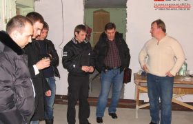 Участники семинара наблюдают за нанесением штукатурной смеси для определения выхода готового раствора